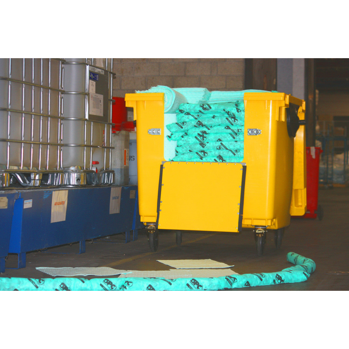 Ensemble de conteneurs de 1 000 litres, produits chimiques