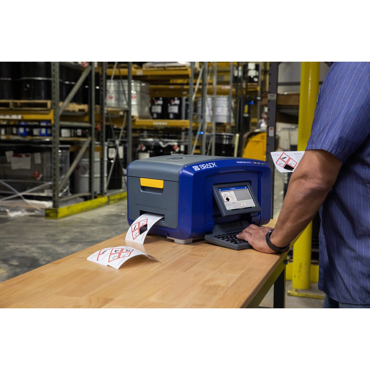 S3700 Multicolour & Cut sign and label printer with QWERTZ keyboard, Wi-Fi and Bluetooth + BWS Suite