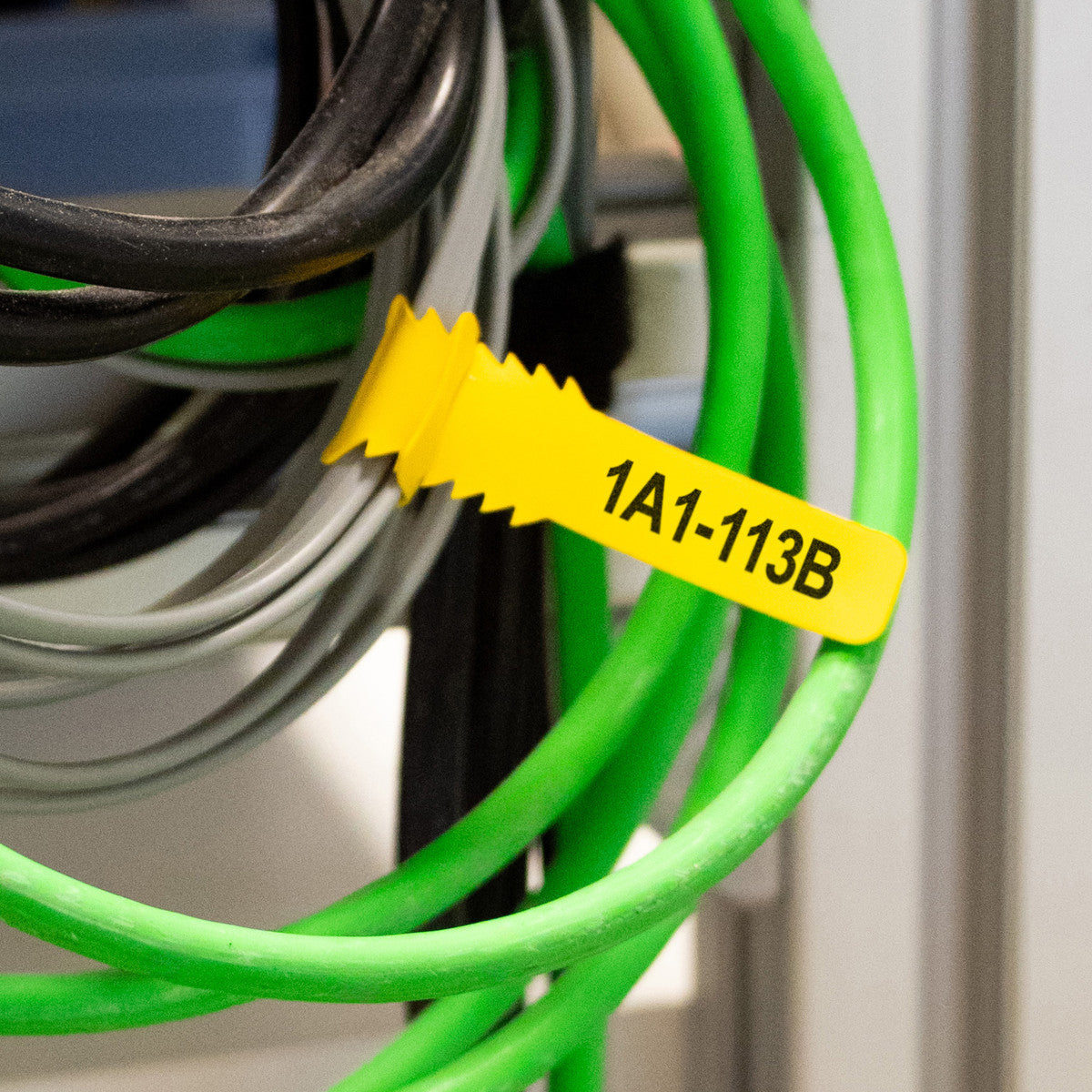 Hypertag pour fixation aux fils et câbles
