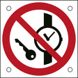 ISO-Sicherheitsschild – Mitführen von Metallteilen oder Uhren verboten